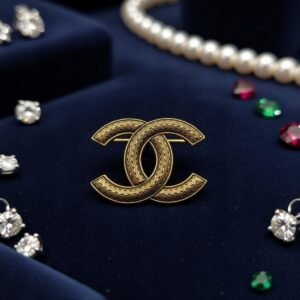 Broche Chanel CC Texturée “CHANEL” Gravé – Motif Matelassé Doré Iconique, Métal Doré Luxe Vintage