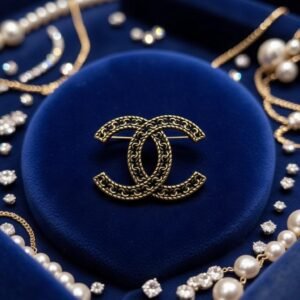 Broche Chanel CC Chaînes Entrelacées – Motif Maille Dorée Iconique, Métal Doré Vintage Luxe